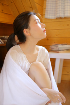 掀起礼服后摆挺入